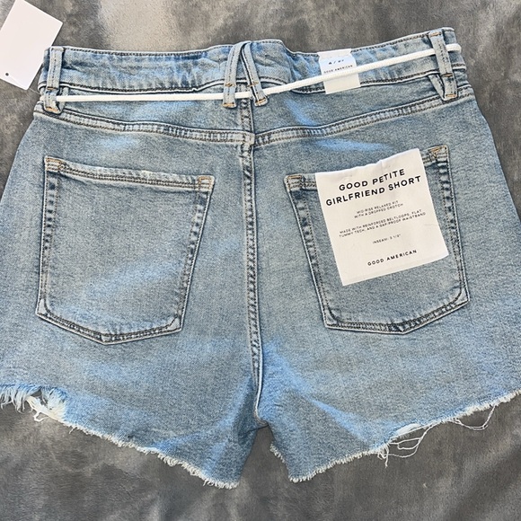 NWT Good American Good Petite
Girlfriend Short Size 4p - Picture 2 of 6
